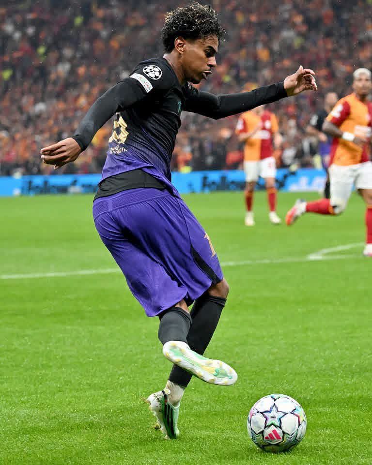 EbereCFC's tweet photo. I wonder why he didnt do this when he played against chelsea 😒 https://t.co/GJDG7cKZs9