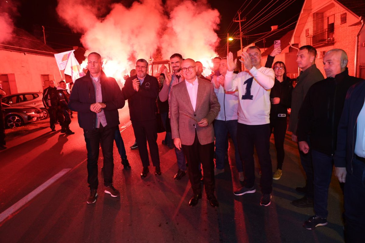 milos_vucevic's tweet photo. Добро нам дошли! Пешачили сте из Бачке Паланке и околних места да бисмо сутра заједно показали снагу пристојне, достојанствене и тихе Србије. 
Видимо се на Тргу слободе у нашем слободарском Новом Саду, да пружимо најснажнију подршку листи број 1: “Александар Вучић - Укедињена Србија”!
Чека вас Српска Атина!
П.с.
Не заборавите да понесете рузмарин!