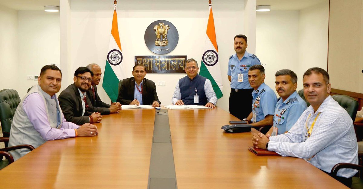 ArgusNews_in's tweet photo. New Delhi: The Ministry of Defence has signed a contract with NewSpace India Limited for the indigenous GSAT-7C satellite to strengthen the Indian Air Force’s operational communications capabilities. (15.10)

#IndianAirForce #GSAT7C #DefenceNews https://t.co/MC1vzszMQb
