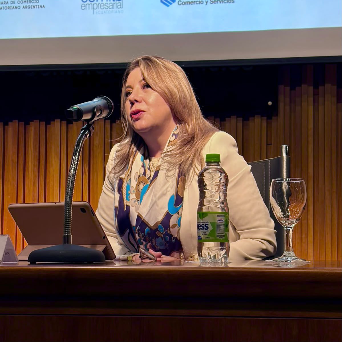 Produccion_Ecu's tweet photo. 🇪🇨🇦🇷 Nuevas oportunidades de negocios

La viceministra Silvana Peñaherrera participó en el Foro Empresarial Ecuador-Argentina, en Buenos Aires, donde destacó el potencial de ambos países para profundizar sus relaciones y fortalecer el intercambio comercial. https://t.co/FC6SFGeUpt