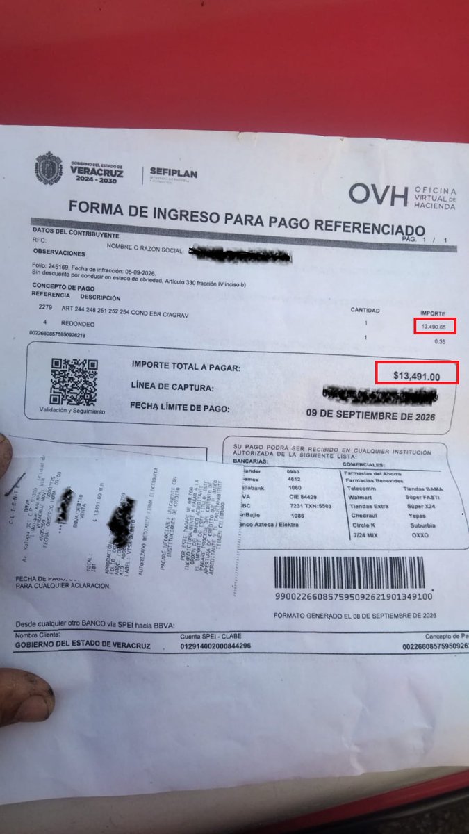 marcoaguiro's tweet photo. En la delegación de Tránsito de Coatzacoalcos tienen una manera de sacar "recursos extra" de los automovilistas.
Resulta que instalan el alcoholímetro y a quien detienen le quitan el vehículo, la licencia de conducir y si da pretextos se lo llevan detenido.
Pues bien, la multa por conducir "en estado de ebriedad" es de $13,491.
Luego, si es detenido, la policía le cobra otra "multa" a criterio de los genízaros, que puede ser de varios miles de pesos.
Después mandan el vehículo a un "corralón", que no es otra cosa que el "negocio" que tiene tránsito con las empresas de grúas, las cuales cobran también lo que se les pega la gana. Del caso de ejemplo, le dieron una "orden de salida de vehículo" de Grúas Coatzacoalcos, pero en ningún lugar se menciona ni el monto ni la causa por la que retienen el vehículo.
Pero ahora, además, después de esto, resulta que a los automovilistas les quieren cobrar $4,000 porque supuestamente la licencia fue "remitida a Xalapa".
¿Realmente las remiten a Xalapa y el negocio es la Dirección de Tránsito del estado? o ¿las ocultan en Coatzacoalcos y la extorsión es del titular de la dependencia en esa ciudad?
Lo bueno fue que la gobernadora Rocío Nahle dijo que se iba a regular todo eso de las grúas y las multas para acabar con esas extorsiones, si no ¿te imaginas?