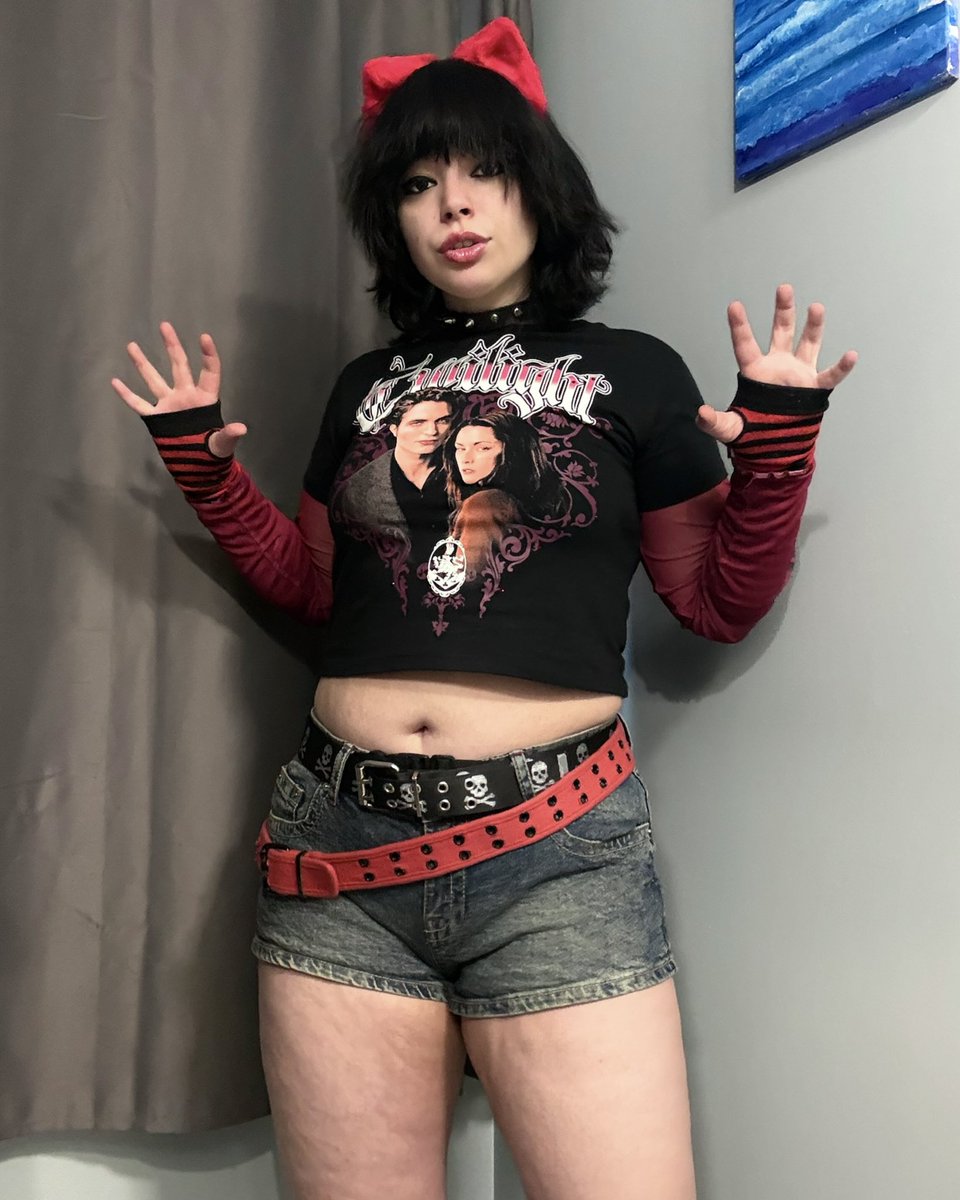 wickedstary's tweet photo. That’s a weird looking dog #puppygirl #alt https://t.co/Gk3AjwMZUn