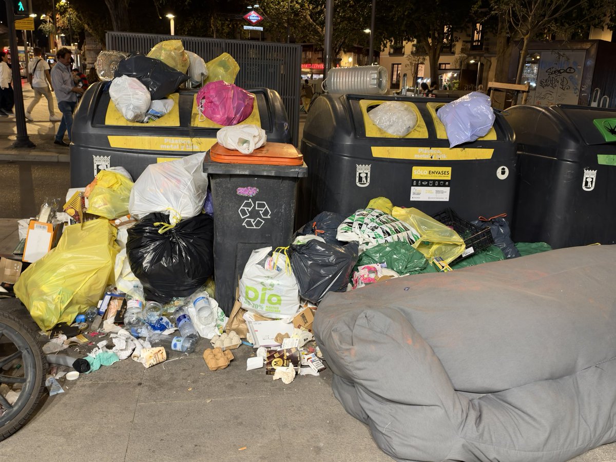 Manuelcuellar's tweet photo. Es una puta vergüenza que @AlmeidaPP_ cobre una tasa de  basuras para dársela a sus amigotes. ¿Es que le dan un sobre cada mes? Si no, no se entiende. Tirso de Molina 14 es un estercolero que crece día a día. El peor alcalde en décadas!!! https://t.co/AYnd11g1sM