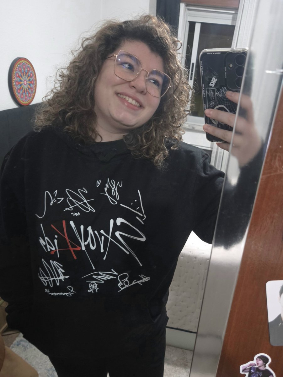 AriCris98's tweet photo. Mandei personalizar um hoodie com a Pipoca da Ritinha, ficou incrível, vou deixar aqui o insta para quem quiser ver o trabalho incrível dela 💕 https://t.co/6cD54zHvNZ https://t.co/NfNMsvGRZg