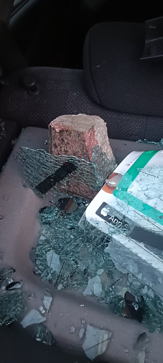 Alviseperez's tweet photo. 🔴 Agresiones, pedradas y destrozo de vehículos a puestos de firmas de SALF:

Las agresiones en diferentes puntos de España a la formación de Alvise Pérez siguen generalizándose.

Esto hoy en Plaza de Galicia, Santiago de Compostela. https://t.co/jLUKbue8cv
