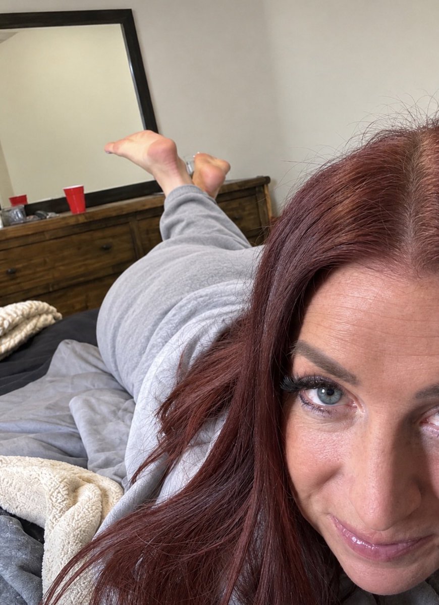 amymoore_0's tweet photo. Would you resist if I slept by your side, dressed like this? 🤭 https://t.co/Cyq3pX19xy