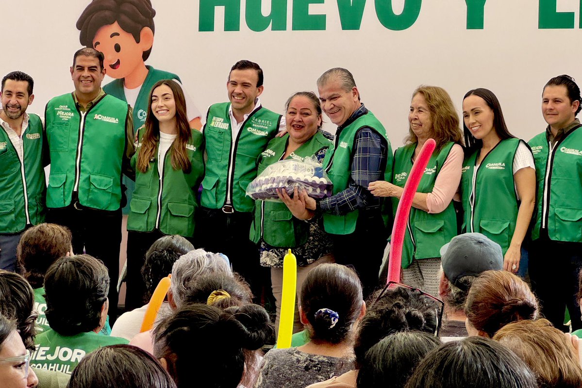 trcambiente's tweet photo. 🌱🥚Desde la Dirección de Medio Ambiente, acompañamos al alcalde Miguel Ángel Riquelme a la entrega de huevo y leche en la colonia Magdalenas, en coordinación con el senador Gabriel Elizondo y el equipo de Mejora Coahuila. https://t.co/J6d0U83hNg