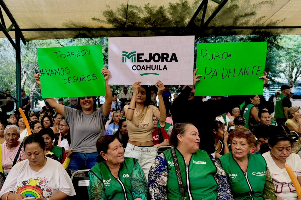 trcambiente's tweet photo. 🌱🥚Desde la Dirección de Medio Ambiente, acompañamos al alcalde Miguel Ángel Riquelme a la entrega de huevo y leche en la colonia Magdalenas, en coordinación con el senador Gabriel Elizondo y el equipo de Mejora Coahuila. https://t.co/J6d0U83hNg