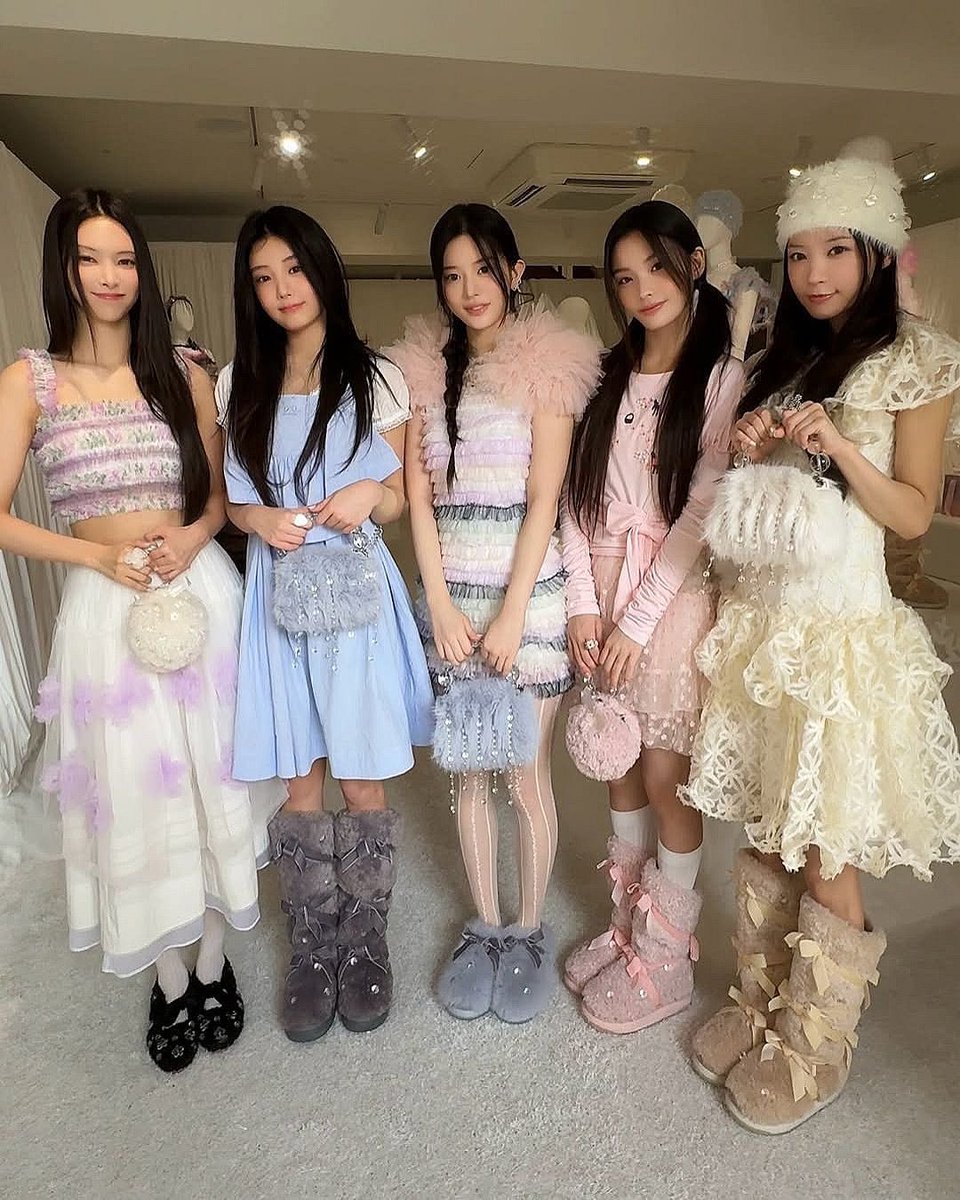 yoonchaeifed's tweet photo. @sullikiii @lefluilesmorte lol illit has been doing this since before kiiikiii was a thought all you guys see is blonde wigs and think of kiiikiii? racism much https://t.co/6U1nONIrrJ