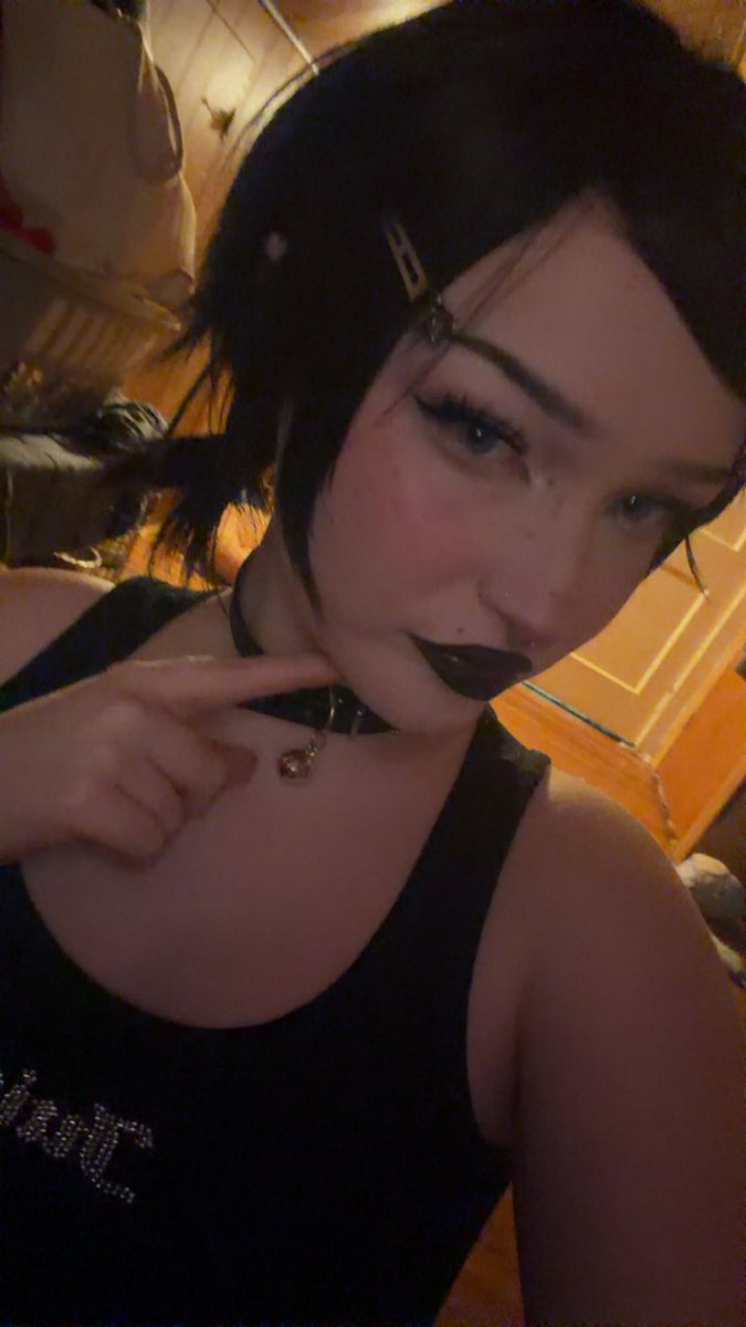 Stevi3Wild's tweet photo. Who’s feeling generous and wants to play for my nails and toes 😛☺️ https://t.co/E0GaBcTdb3