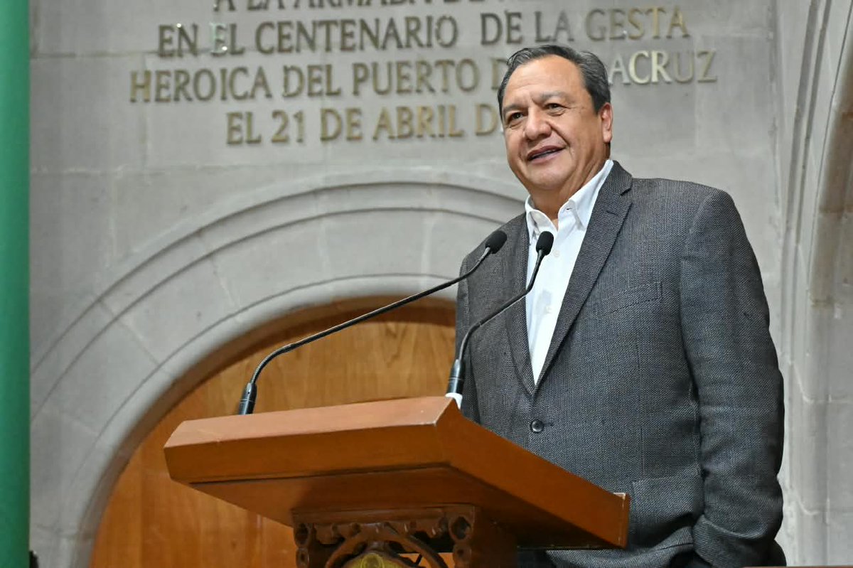 CongresoEdomex's tweet photo. ¿Cómo garantizar la continuidad de los programas sociales sin crear nuevos impuestos ni recurrir al endeudamiento? Esta fue una de las interrogantes planteadas por el Dip. @OscarGonzalezYa (GP #PT) durante la #GlosaDelTercerInforme, quien reconoció que no se incrementaran los impuestos y que se haya reducido la deuda pública.

Sin embargo, consideró necesario revisar las contribuciones de grandes empresas, como #Telmex y concesionarias de carreteras, al señalar que podrían aportar mayores recursos a las finanzas estatales sin incrementar la carga fiscal de la ciudadanía. Asimismo, propuso revisar por la vía judicial los contratos de los Proyectos de Prestación de Servicios (#PPS), que calificó como desfavorables para el #Edomex, y planteó la necesidad de mejorar la distribución de recursos federales hacia la entidad.

En otros temas, el legislador hizo un llamado a atender las diferencias regionales en el pago de la tenencia vehicular, para evitar que los automovilistas emplaquen sus vehículos en otras entidades,  y concluyó enfatizando la necesidad de fortalecer y rescatar al #ISSEMyM.

#CongresoEdomex #LXIILegislaturaEdomex