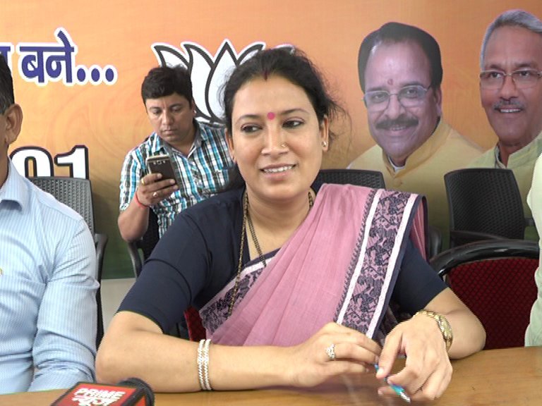 VeetragiVriksha's tweet photo. It was the same women, a three time MLA, the defender of Dushyant Gautam (the alleged VIP in Ankita Bhandari case) and now the alleged victim of the same husband. https://t.co/bXRFoOl2z8