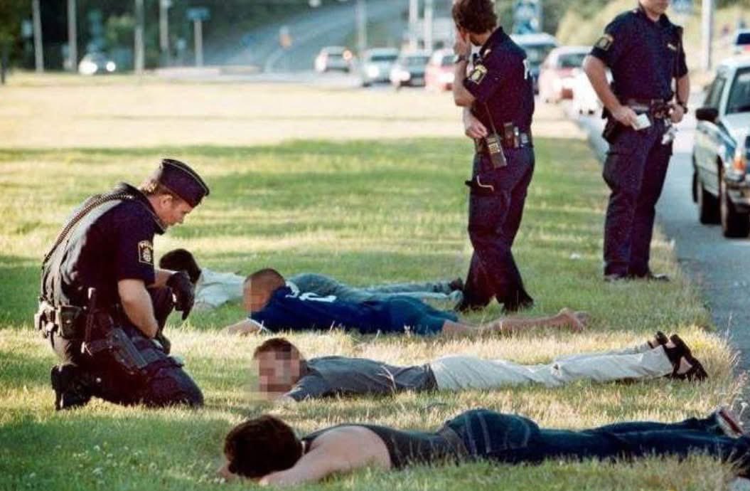 FredrikKarrholm's tweet photo. Den här bilden säger mycket om Sveriges utveckling.

På fotografiet syns ett gripande från 2001. De fyra männen var misstänkta för inblandning i en nyss inträffad skottväxling mellan ett albanskt nätverk och ett företrädesvis assyriskt gäng. 

Denna typ av gängvåld var vid tidpunkten ett nytt fenomen i Sverige. Skottlossningen ägde rum utanför Göteborg, mitt på en badplats full av barnfamiljer. Det var ren tur att ingen oskyldig träffades av förlupna kulor.

En av männen på bilden dömdes. Straffet blev ynka 14 månader, i linje med den milda straffrätt Sverige länge hade. Och således kunde han snart igen fortsätta med sin brottslighet. Sedan dess har han förekommit i flera polisutredningar, bland annat om mord, utpressning och narkotikahandel. Men han dömdes aldrig igen – förrän nu.

25 år senare, i tisdags, dömdes han i hovrätten till sju års fängelse och utvisning på livstid. Dessutom förverkas hans egendom, både i Sverige och Kosovo. Två fastigheter, en exklusiv Audi, kontanter, pengar på bankkonton, klockor och guld. Det samlade värdet uppgår till flera miljoner. 

Fotografiet illustrerar det systemfel vi jobbat med att åtgärda: Poliserna i den främsta linjen har alltid agerat resolut, men utredare har saknat befogenheter, åtalen har varit för få och straffen för milda. Ni har vi ändrat på det.

Efter att ha tillåtits härja i Sverige i decennier utvisas nu denna grovt kriminella individ – luspank. Som en direkt effekt av vår kriminalpolitik.

Det vi åstadkommit under mandatperioden trodde få experter ens var möjligt. Men nu sitter 3 000 fler kriminella inlåsta i fängelse och skjutningarna har minskat med 80 procent. Under den senaste månaden inträffade inte en enda skottlossning i Stockholm. I hela landet inträffade under samma period bara ett sprängdåd.

Häromdagen rapporterade också Brottsförebyggande rådet att det för första gången på 20 år skett en substantiell ökning av upplevd trygghet. Hela områden har befriats från gängens förtryck.

Men den organiserade brottsligheten är inte besegrad. Kapabla och farliga nätverk finns kvar. Polisens kartläggningar visar att det handlar om tusentals individer, som fortsätter att skada, utpressa och döda.

I många fall har gärningsmännen förvärvat svenskt medborgarskap, och kan då inte utvisas. Därför behöver grundlagsändringen fullföljas för att medborgarskap ska kunna återkallas. Denna och andra viktiga reformer hotas nu av en rödgrön regering. 

Likaså riskerar invandringen att återigen öka, vilket både direkt och indirekt skulle bidra till gängen och klanernas tillväxtmöjligheter. 

Om offensiven mot brottsligheten bromsas in kommer dessa nätverk att ånyo flytta fram sina positioner. Likt männen som ligger nedtryckta på marken kommer de att resa sig så fort de får chansen.

Det vore förödande om det fick ske.