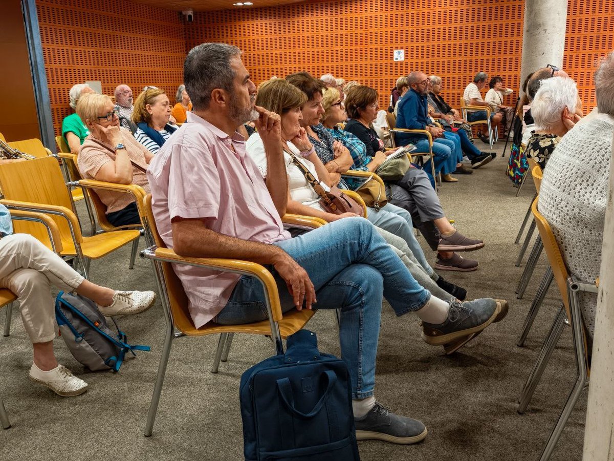AidaCast's tweet photo. Decidir sobre la propia vida, también al final, es un derecho. Cuidar sin juzgar y respetar la voluntad de cada persona nos hace una sociedad más digna y libre. Hoy hemos hablado de ello en Rivas.

Gracias a @derechoamorir y a quienes lo han hecho posible. https://t.co/UtKvksj9e4