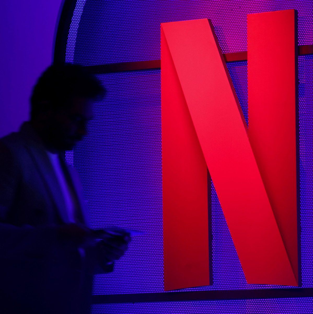 choquei's tweet photo. 🚨ATENÇÃO: Netflix anuncia ajuste nos preços dos planos:

Padrão com anúncios: de R$ 20,90 para R$ 25,90 (alta de 23,9%);

Padrão: de R$ 44,90 para R$ 51,90 (alta de 15,6%);

Premium: de R$ 59,90 para R$ 71,90 (alta de 20%). https://t.co/wEPrd9TU24