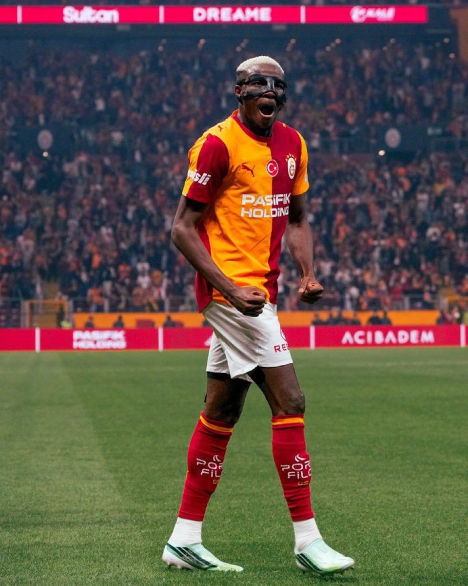 ozetgechaber's tweet photo. Volkan Demirel:

🔸Victor Osimhen, Türkiye liginin gelmiş geçmiş en iyi forveti. 

🔸Bundan sonra da daha büyüğü gelmez..

🔸Anelka, Niang, Gomis, Sörloth ve Gomez'i de geldi ama Osimhen başka bir şey. https://t.co/oElOQeRZcD