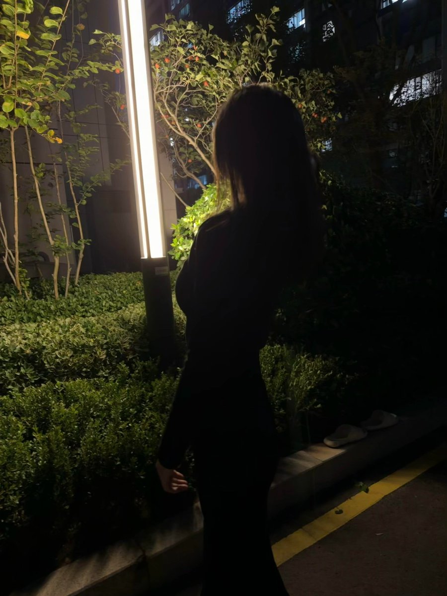 Moon3Believer's tweet photo. Letting my thoughts wander into the night https://t.co/Twr6bug5p2