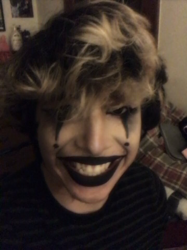 Livingzomboy's tweet photo. HIIII :3 Moothunt 

★ They/them | 24 | semi-nsfw 
★ anything Horror, video games, drawing
#nsfwtwt #goth https://t.co/7BNCZyi2O2