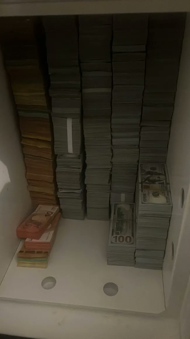 eminpazarci's tweet photo. İyi bakın:
Cürmü meşhut denir buna. Yani suç üstü.
Hani delil yoktu? Ortaya çıkan bu servet delil değil mi?
Esenyurt Belediyesi'ne yapılan rüşvet operasyonunda, Başkan Yardımcısı Yusuf Ulutaş'ın kiraladığı evde çıktı bu kasalar. Annesi ve kuzeni de iki boş valizle dövizleri almaya geldiklerinde yakalandı.
Ne kadar mı?
Çok para! Sayılıyor...