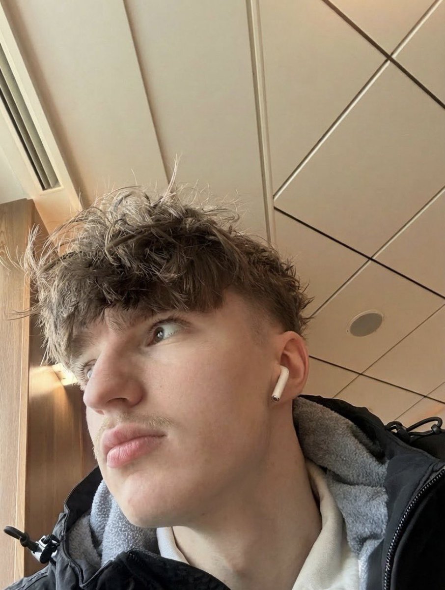 zander_hen2nd's tweet photo. 20 years old, 
See comments for a different side of me 🤭 https://t.co/YpkXH6rHV9