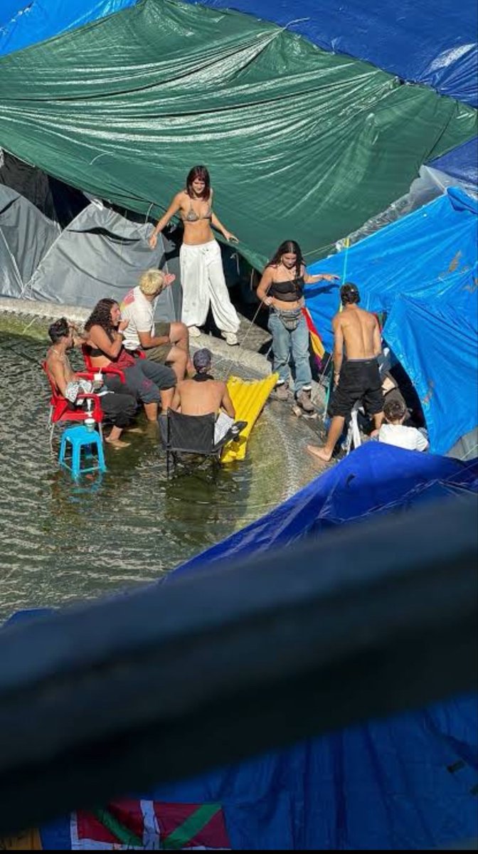 Mario_SR20's tweet photo. Se filtran imágenes de la vergüenza más abusiva de nuestra ciudad, del KM 0 manchado por esta pandilla sin beneficio alguno en la vida. 

Decadencia y vergüenza. 

#PuertaDelSol #NoOlvidamos https://t.co/DfeJlSE2OU