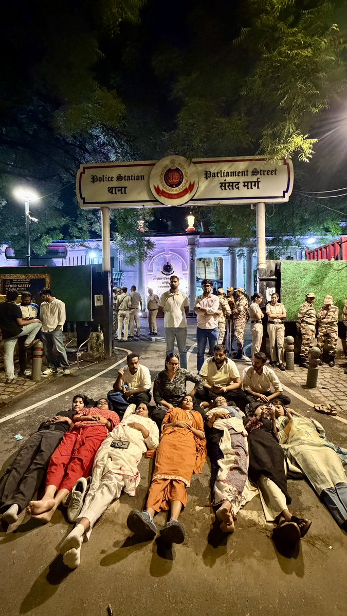 AdvJebiMather's tweet photo. 1 am; 
At Parliament Street Police Station, New Delhi. 

Delhi Police
We Want FIR. 
Stop being Anti Women. 

The fight for justice continues. 
With Athira and Rithu… 

Annie Raja, myself, and other fellow warriors.

@kharge @RahulGandhi @priyankagandhi @kcvenugopalmp 

@ANI @PTI_News @ians_india