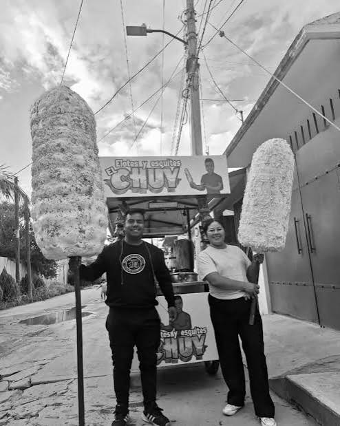 GZOLMEDO's tweet photo. #Oaxaca ‼️Se nos cayo un héroe... "El Chuy" el famoso elotero tenia su propio negocio de Gota a Gota y cobraba a sus víctimas bajo amenazas‼️

"El Chuy" y su esposa crearon su empresa FEMCapital Financiera y se alió con la #ASAEO. "El Chuy" pedia dinero a la ASAEO y después prestaba el dinero bajo las siglas de su empresa.

El fiscal del Estado Bernardo Rodríguez Alamilla @FiscalOaxaca informó que entre las pertenencias de la esposa de "El Chuy" fue hallada una libreta con las víctimas que les debían dinero.

Sobre la investigación para dar con los responsables de su asesinato, el Fiscal del Estado, señalo que la línea principal esta relacionada con la red delicitva de la ASAEO quienes lo mantenian amenzado para pagar la cantidad de 50 mil pesos que había solicutado. 
@AireLibreOaxaca