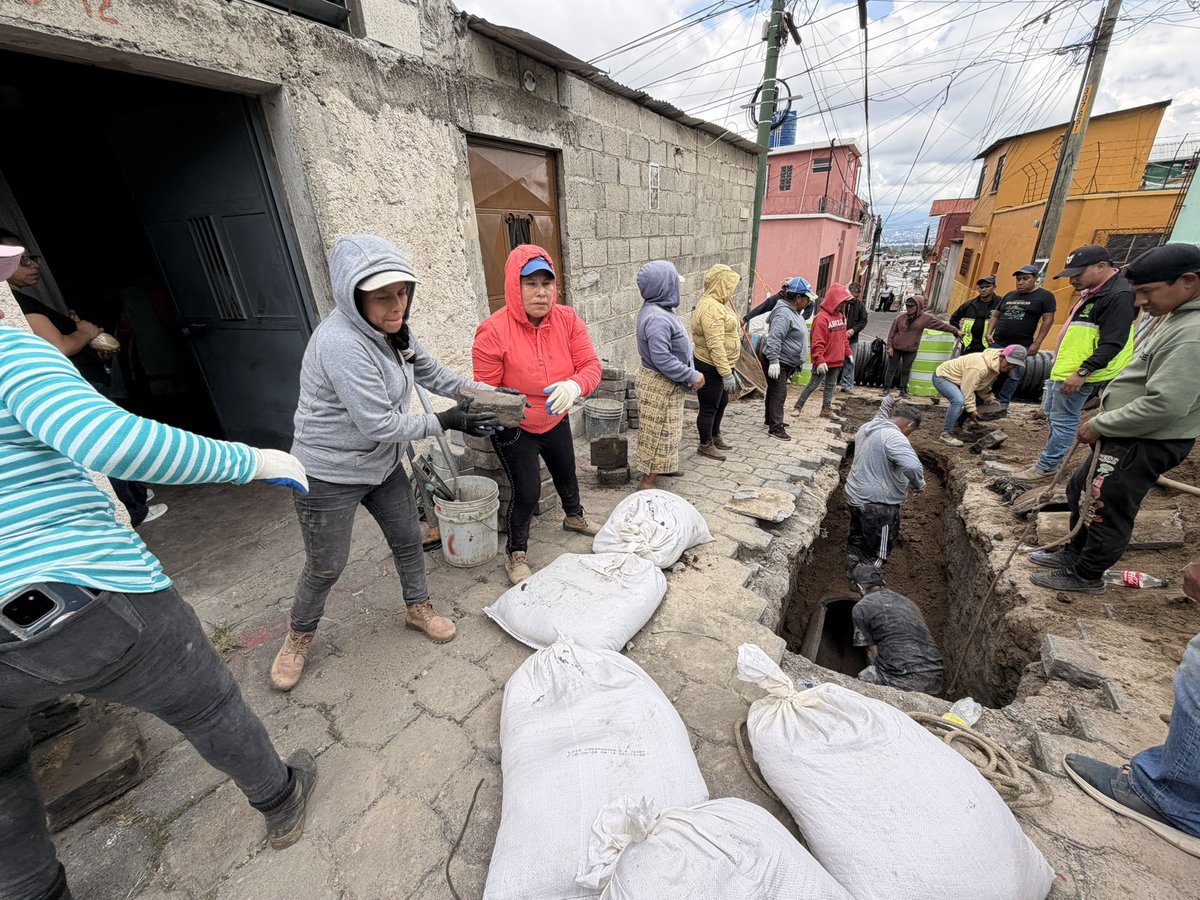 RegTerZ1NMixco's tweet photo. Personal #Municipal realiza cambios de tubería de #drenaje en la 8va calle y 8va avenida de la z 1 #Mixco. #Renovando las tuberías debido al paso del tiempo para un #mejoramiento del servicio a los vecinos del sector. #Precaución al #transitar por el Área ⚠️🦺 https://t.co/mXHE4hmNu8
