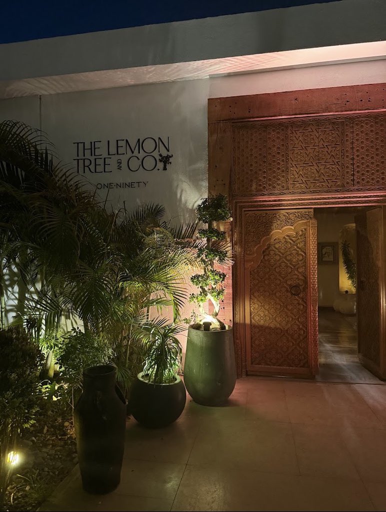 ahmedfawzy_3533's tweet photo. I fell in love with this spot and ended up coming back twice in just one week! Outstanding cocktails, top-notch service, and a vibe that’s both upscale and cozy

#luxurylifestyle #cozy #weekend #vibes #classy https://t.co/6zHlwZyGc5