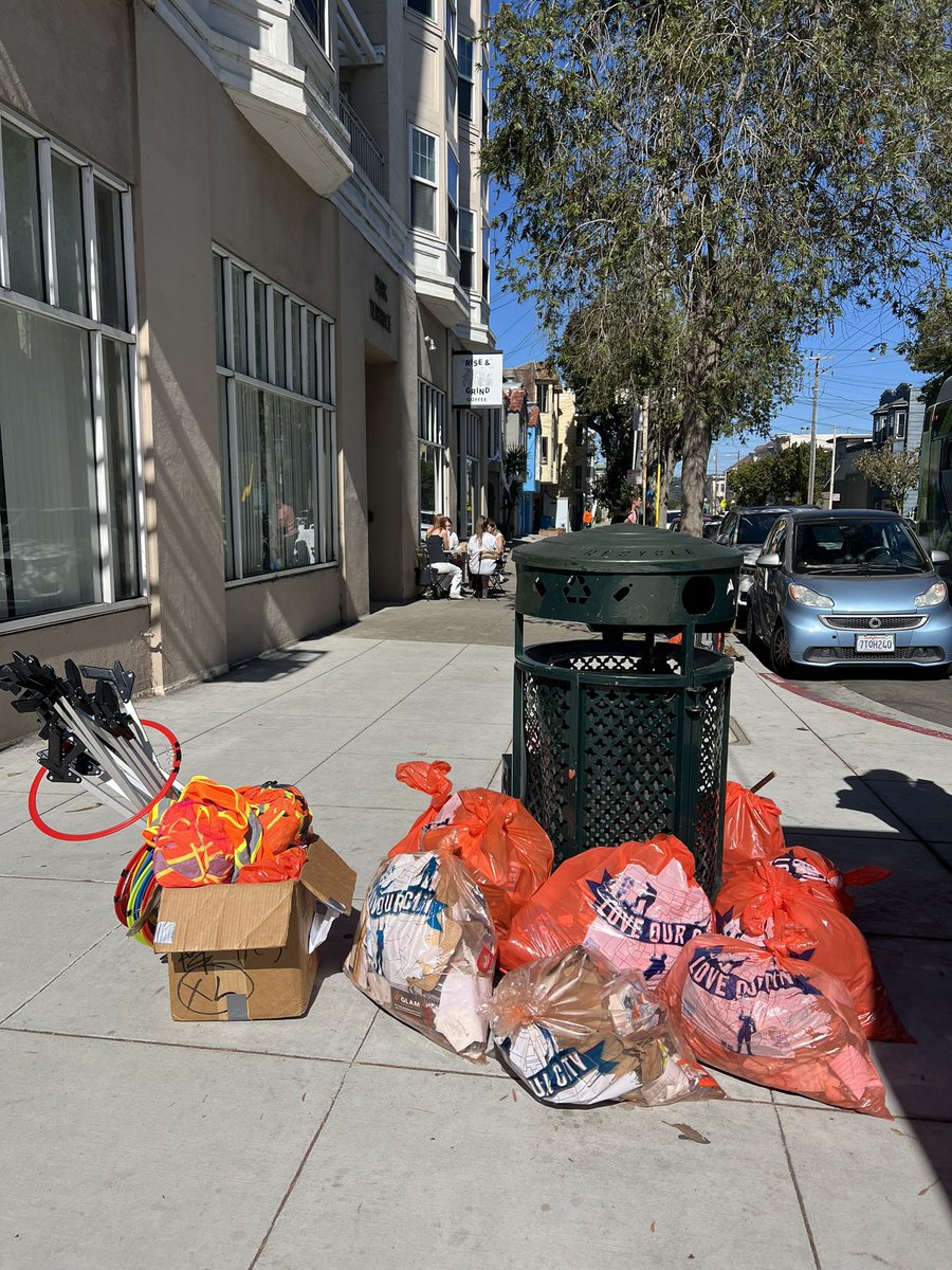 RefuseRefuseSF's tweet photo. Fantastic turnout for the monthly Rise &amp; Grind Cleanup in the Inner Richmond, thanks to a group of nursing students from @usfca and this gorgeous weather.

What better way to spend time outdoors than enjoying the beauty of San Francisco neighborhoods and keeping them clean! https://t.co/esEIkqIvDY