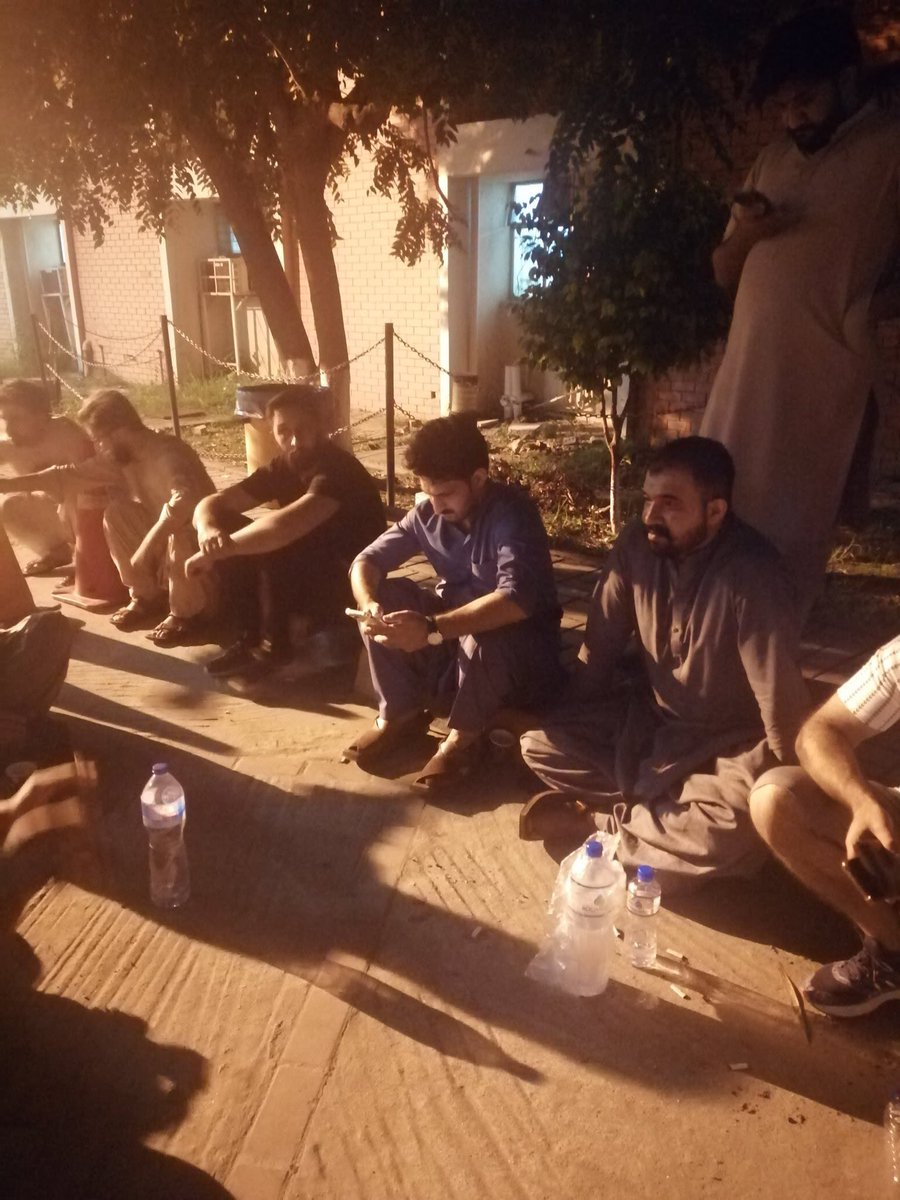 Lalika79's tweet photo. میں ان معاملات میں پڑتا نہیں ہوں اور نہ ہی شکوک شبہات کی بنیاد پر بات کرنے کا عادی ہوں

نہ میں نے آج تک کسی کو کمپرومائزڈ کہا ہے کیونکہ جو ہوتا ہے وہ خود ہی سامنے آ جاتا ہے وقت کم لگے یا زیادہ

مگر آپ @SHABAZGIL جب ہسپتال داخل تھے اور دوبارہ اغواء کا خطرہ بھی تھا تو اس رات سالار کاکڑ @MeFixerr اور @MashwaniAzhar اپنے دوستوں کے ساتھ ہسپتال کے باہر موجود تھے۔

باقی کسی نے سینیٹر بننا ہے یا کچھ اور وہ ہر سیاسی کارکن کا حق ہے اور اس کے لئے کوشش کرنی بھی چاہئے

باقی رہی سوال کرنے کی بات تو کسی بھی شخص سے سوال تب کرنا چاہئے یا الزام تب لگانا چاہئے جب وہ باہر ہو اور اس سوال کا یا الزام کا جواب دے سکے

بہتر یہی ہے کہ ان تمام سوالوں کو تب پوچھیں جب سہیل آفریدی بازیاب ہو جائے مینا خان آفریدی شفیع جان شاہد خٹک اس کریک ڈاؤن سے بچ جائیں