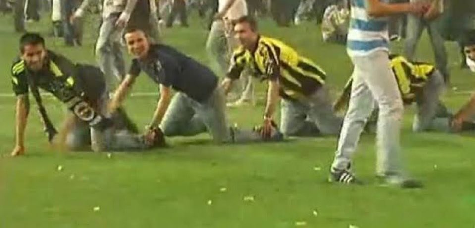 PrimeLacazet's tweet photo. Olaitan’ın çizginin üstünden giden topa gol diye sevinirken https://t.co/1Z5QltF5Yq