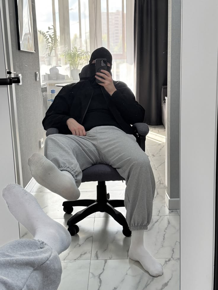 alphaargg's tweet photo. My big feet owns you 🧦👣😈🤢 https://t.co/34g7sQMriF