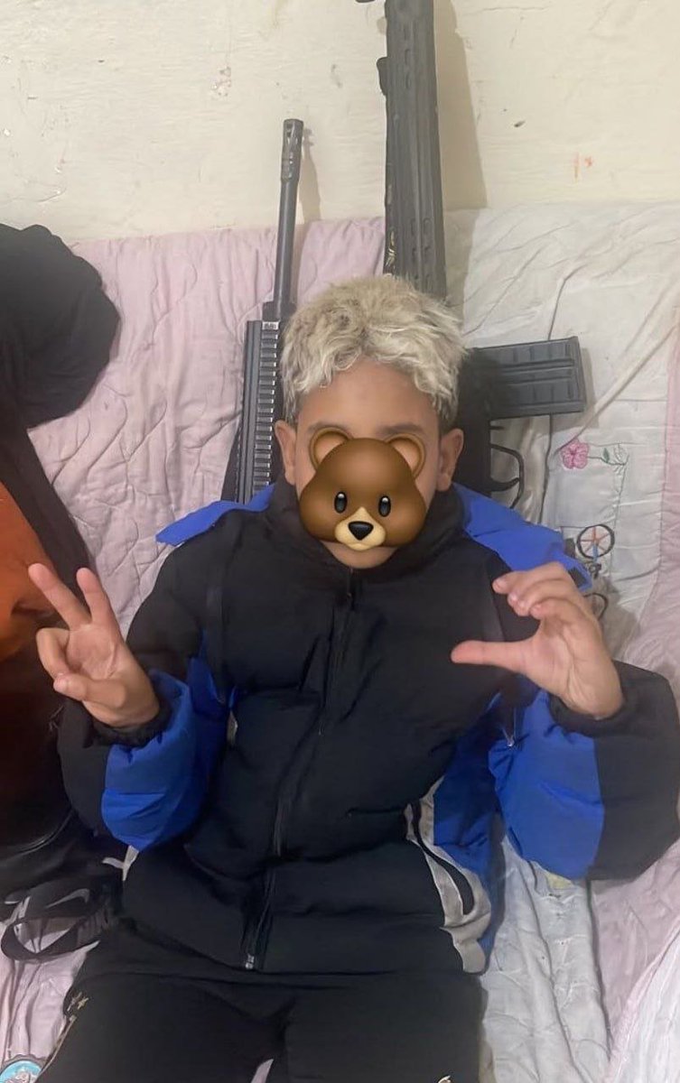 astrorj00's tweet photo. Uma criança de 11 anos teria sido sequestrada e executada por traficantes do Barro Vermelho (TCP), em Duque de Caxias.

Em registros, a vítima aparece fazendo gestos com as mãos em referência ao Comando Vermelho (CV).

📍 Baixada Fluminense, RJ. https://t.co/wE0UE5IcUI