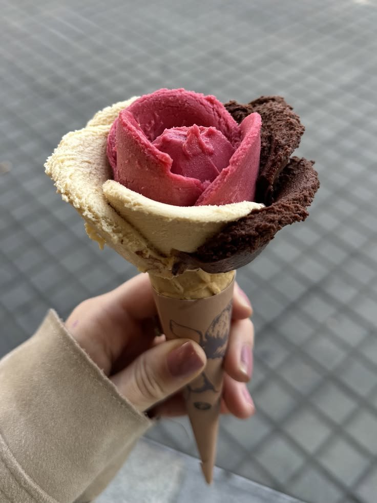 cozyycabin's tweet photo. Rose-Shaped Gelato https://t.co/e3BtR483O9