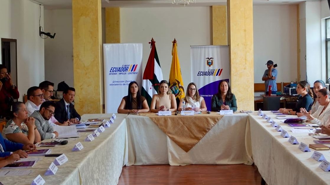 DDHH_Ec's tweet photo. 📍 ¡Activados en territorio! 

En #Portoviejo presentamos  la Estrategia Nacional para Prevenir y Erradicar la Violencia contra las Mujeres. 

Articulamos esfuerzos para socializar la implementación de este plan, enfocado en consolidar los sistemas locales de protección. https://t.co/pDQbQSrGyz