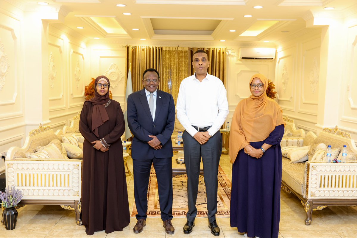 MoECC_Somalia's tweet photo. H.E Prime Minister @HamzaAbdiBarre met with the Minister of Environment and Climate Change, H.E Lt Gen @BashirMJ, to discuss the Ministry’s priorities and Somalia’s preparations for COP31, including national climate priorities, adaptation and climate finance. (1/2) https://t.co/wlQMtsgUnK