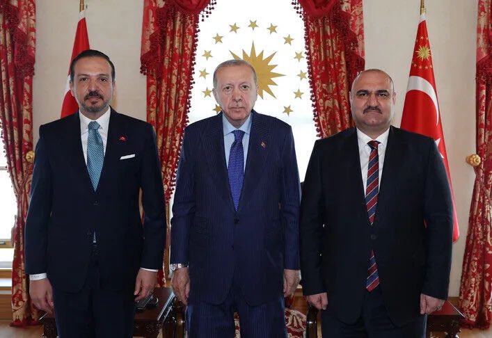 zorlu77's tweet photo. Bugün Türkiye-Irak ilişkileri ve büyük gönül coğrafyamız açısından tarihi bir gelişme daha yaşanmış, Irak Türkmen Cephesi Başkanı ve Kerkük Valisi Muhammed Seman Ağa, Irak'ta gerçekleşen kabine değişikliğinde Devlet Bakanlığı görevine getirilmiştir.

Bu süreçte mevcut Kerkük Valiliği görev süresi de yine bir Türkmen tarafından tamamlanacaktır. 

Cumhurbaşkanımız Sayın @RTErdogan ‘ın liderliğinde bölgemizde barış, refah ve huzur esaslı politikalara yön verirken, gönül coğrafyamızın bizlere yüklediği sorumluluğu geleceğe taşımayı sürdüreceğiz.

Bu vesileyle Devlet Bakanlığını üstlenen Sayın Mehmet Seman Ağa’yı kutluyor; başta Irak Başbakanı Sayın Ali ez-Zeydi olmak üzere böylesi tarihi bir kararı hayata geçiren herkese teşekkür ediyoruz.

Türkiye-Irak dostluğu ve bölge barışı için hayırlara vesile olmasını diliyoruz.

#Irak #Kerkük #Türkmen
