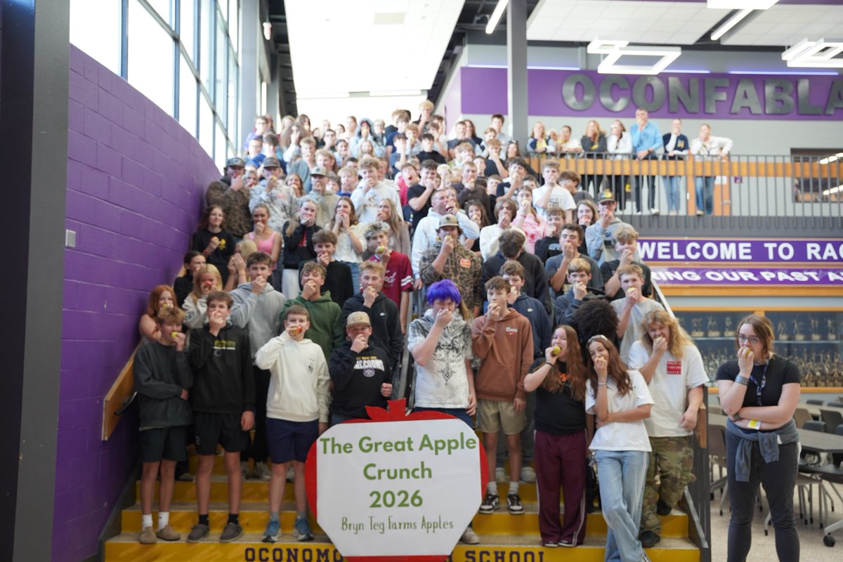 oconschools's tweet photo. ๐ This month is #F2SMonth & the OASD joined in the Great Lakes Great Apple Crunch! Thanks to our OHS FFA for facilitating the collective apple crunch that encourages healthy eating & making those farm to school connections! #OconDriven #OconPride #WIAppleCrunch #GreatAppleCrunch https://t.co/2T0wKShDCJ
