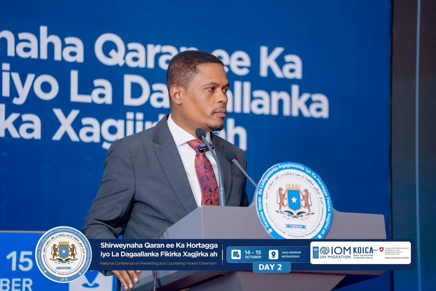 mogadishueye's tweet photo. #Somalia’s Information Minister Abdulfatah Kasim Mohamud recalled losing his driver in a car bombing during a conference in #Mogadishu.

He honored victims of militant attacks and urged Somalis to unite against extremism and support efforts to bring perpetrators to justice. https://t.co/4xF2Kl3oXJ