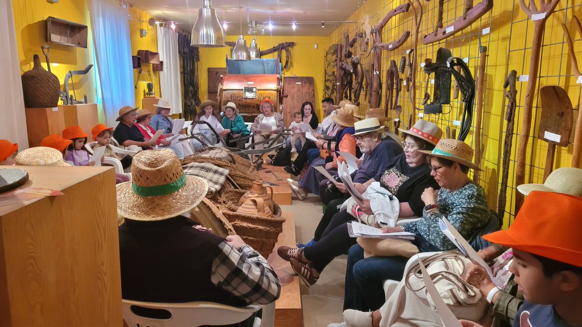 Guadalu44490356's tweet photo. Hoy nuestro museo ha celebrado el Día de la Mujer Rural uniendo generaciones y haciendo tradición. Cantos, emociones y recuerdos en un día para no olvidar. Gracias a todos por formar parte de este pueblo y de esta comunidad.
@bibliotecachillaron @paidolonosotras.1 #diamujerrural https://t.co/8R127tKucR