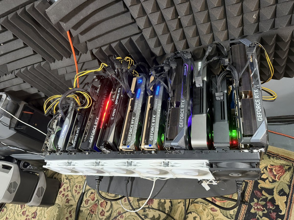 ChasersFrame's tweet photo. You might not like it,

But this is a REAL mans home lab 👌 https://t.co/8RVn30hQ9A