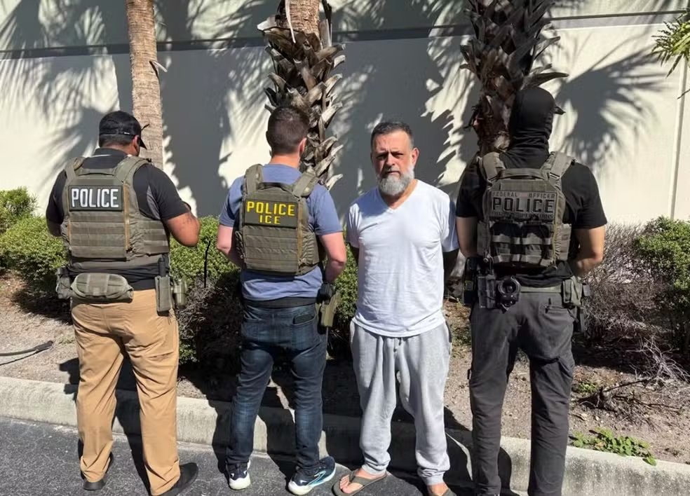 camasao50's tweet photo. ORA, ORA! Um policial civil de SC aposentado, bolsonarista e apoiador de Trump, foi preso na terça-feira (13) pelo ICE em Orlando, na Flórida, onde residia como foragido da Justiça brasileira. https://t.co/6p1ePj3cPr