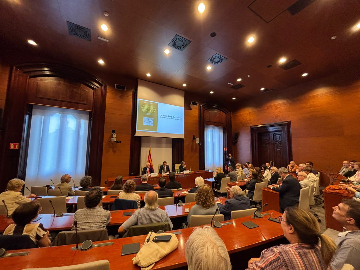 jolival65's tweet photo. Al @parlamentcat s’ha presentat la reedició de L’intent franquista de genocidi cultural contra Catalunya, de JBenet. Obra imprescindible per preservar la memòria, entendre la repressió franquista contra llengua i cultura catalanes i refermar el compromís amb la seva continuïtat. https://t.co/BcVvquwlLj