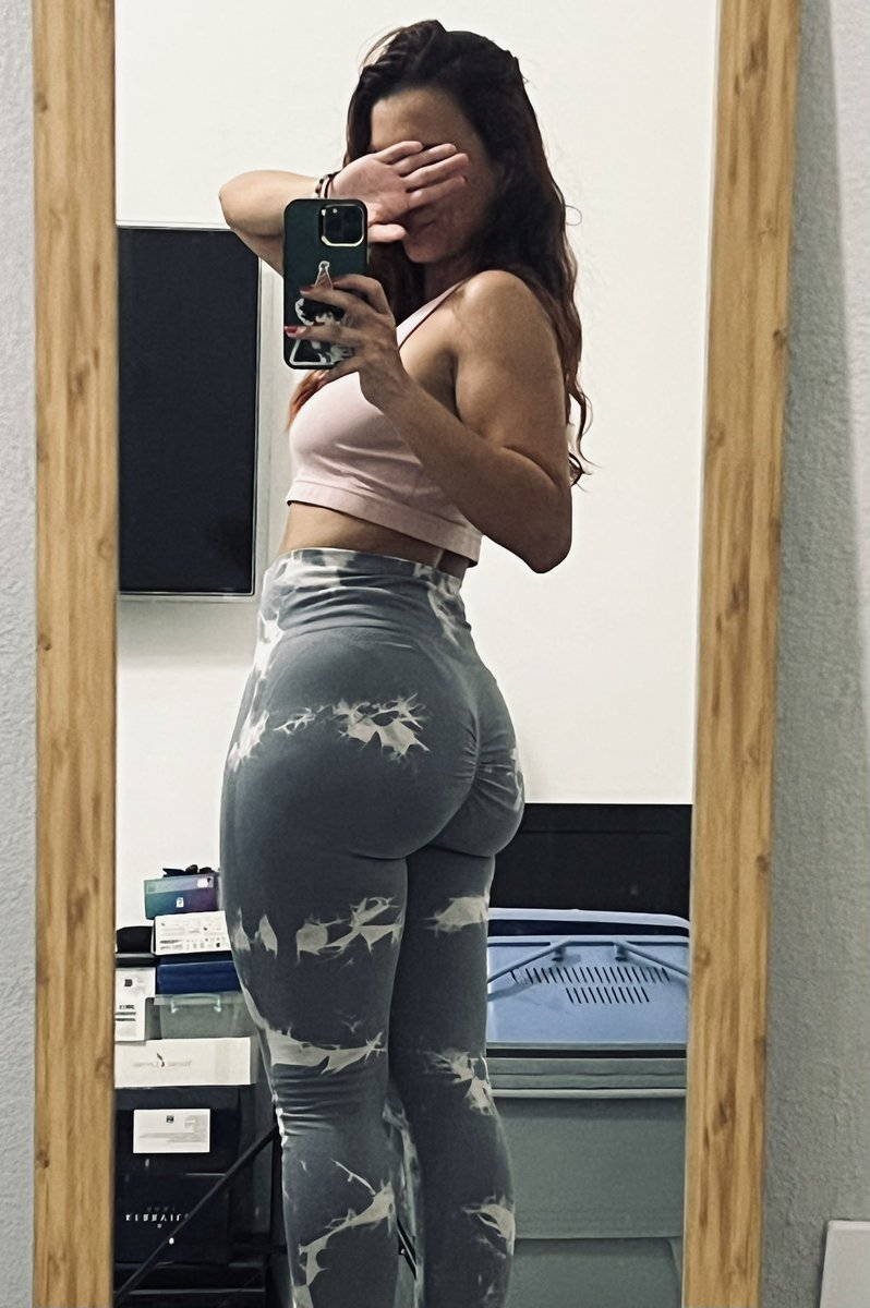Koneco_chan15's tweet photo. Gym outfit for today 💖

Are you drinking enough water and doing your best? Good boy.
You got this, almost Friday 🏃🏽‍♀️

#bunny #bxnny #girlfriend #nsfwtwt #nsfw #sfw https://t.co/wIPLsMjAOy