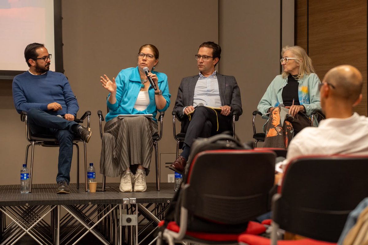 moecolombia's tweet photo. 📲¿Cómo están transformando los algoritmos las elecciones y el debate público?

👉Alejandra Barrios (@directoramoe) participa en el panel “Elecciones: el algoritmo también vota”, en el marco de los 10 años de @Colcheck, para reflexionar sobre los retos de la democracia en entornos digitales junto a Vivian Newman (@Dejusticia) y Mario Puerta (@CarterCenter).