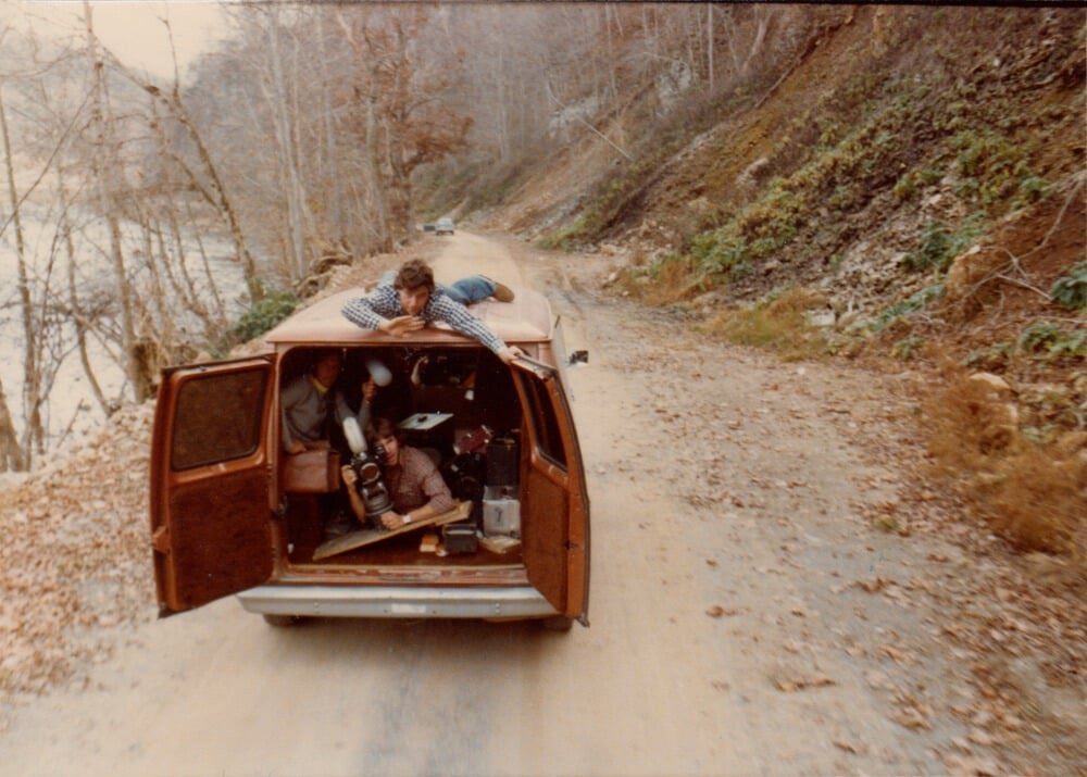 SamRaimiUpdates's tweet photo. Sam Raimi photographed at age 20 on the top of a moving van shooting THE EVIL DEAD (1981) https://t.co/FEqdv5XsDM