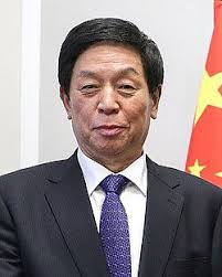 WanjunXie's tweet photo. 据传，前中央政治局委员、前人大委员长栗战书，被中央纪检委和国家监察委带走调查！在中共20大会场上，栗战书曾经帮助习近平控制前中共最高领导人胡锦涛，当胡锦涛想翻看被习近平更改的中共最高领导层名单时，栗战书抢下了这份名单，不让胡锦涛翻看，直到胡锦涛被中央办公厅副主任孔邵逊和习近平的贴身侍卫长拖出会场为止。

尽管栗战书为习近平夺取独裁权力立下了汗马功劳，但是，如今栗战书被利用完了，没有用处了，习近平当然要过河拆桥了，并对栗战书实施飞鸟尽良弓藏，狡兔死走狗烹了。

此外，习近平急于建立习家王朝，急于扶持自己的女儿习明泽接班，并让习明泽成为中国的女皇帝，栗战书自然就变成了对习明泽的潜在威胁，因为，将来只要有人试图挑战习明泽女皇的权力，栗战书很可能会倒向反习明泽派系一边，并能帮助反习明泽派系改变政治力量的平衡，甚至会协助反习明泽派系推翻习明泽皇权。只要栗战书活着，就会对习家世袭政权带来威胁，就会对习明泽带来死亡威胁，所以，栗战书被调查，甚至被安排去世，将是必然会发生的事情。