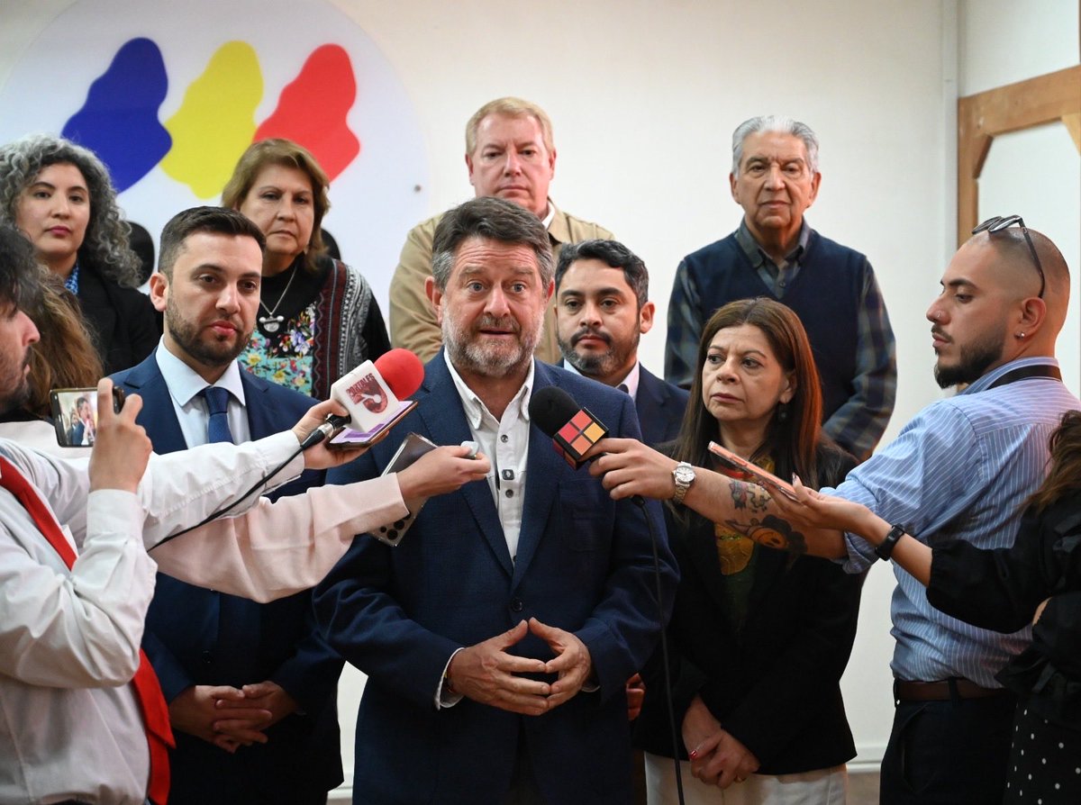 Orrego's tweet photo. No se puede predicar una cosa en la mañana y hacer lo contrario en la tarde. Si el Gobierno dice que el empleo, la seguridad y los espacios públicos son prioridad, no puede recortar recursos a las regiones que ejecutan esas soluciones. Este es un mal presupuesto: castiga a quienes hacemos bien la pega y termina afectando directamente a las personas. Nuestro llamado a los parlamentarios es claro: si el Gobierno no rediseña la partida de los gobiernos regionales, que la rechacen y nos sentemos a negociar. Necesitamos recursos para hacer la pega, no palabras de buena crianza.