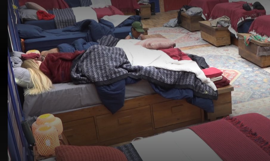 philocomentia's tweet photo. A Giovanna fazendo massagam no Daniel que está com dor, mas claro que a câmera não vai pegar, porque precisam vender a narrativa que ela é má

#Afazenda18 https://t.co/brS7Dm9Jhf